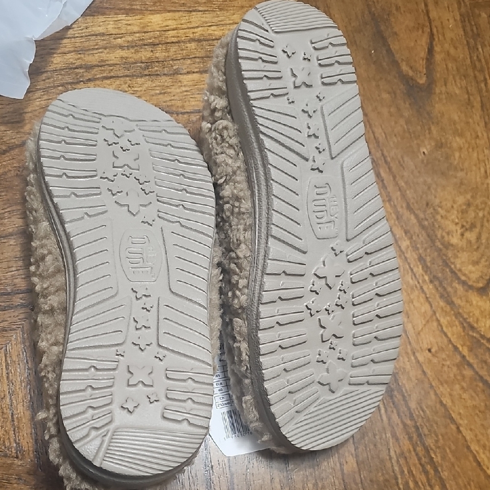 Hey Dude Wendy Timber Wolf Fuzzy Slippers - Picture 2 of 7